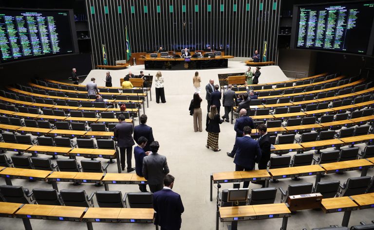 Câmara aprova uso de trajes tradicionais em fotos de documentos oficiais; acompanhe